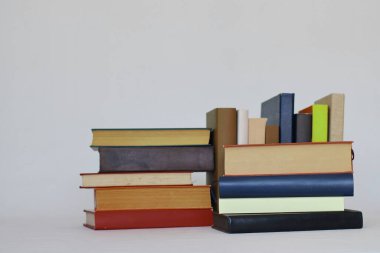 Kitaplar rafta, eğitim konsepti 