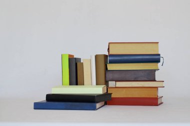 Beyaz arkaplan üzerine kitap yığını 