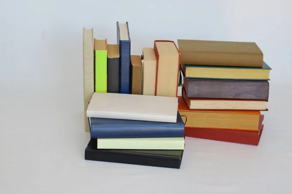 Stapel Von Bunten Büchern Auf Weißem Hintergrund — Stockfoto