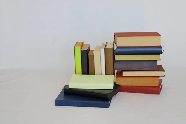 Стопка Красочных Книг Столе — стоковое фото