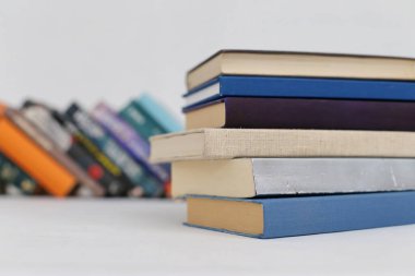 Beyaz arkaplan üzerine kitap yığını 