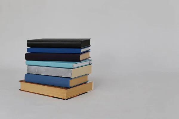 Ein Stapel Bücher Auf Weißem Hintergrund — Stockfoto