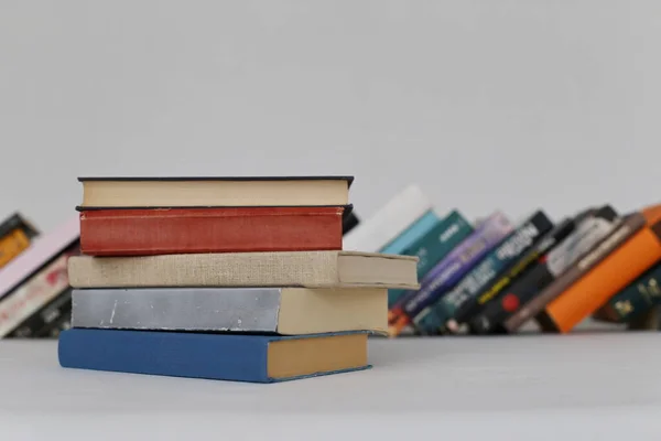 Montón Libros Sobre Gris — Foto de Stock