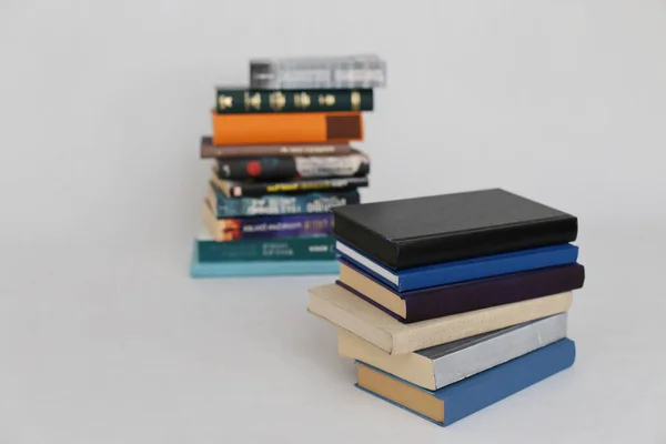 Bücher Auf Schwarzem Hintergrund — Stockfoto