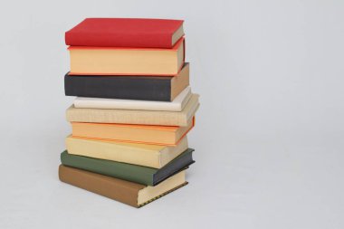 Beyaz arkaplan üzerine kitap yığını
