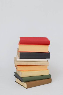 Beyaz arkaplan üzerine kitap yığını