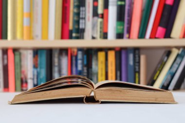Kütüphanedeki kitap yığını 