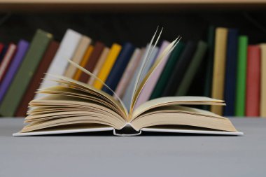 Ahşap arka planda açık bir kitap 