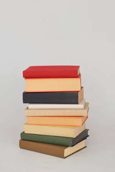 Pilha Livros Coloridos Contra Fundo Branco — Fotografia de Stock