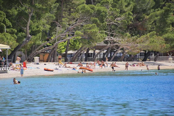 Makarska Kroatien 2023 Europeiska Turister Vilar Stranden Vid Havet — Stockfoto