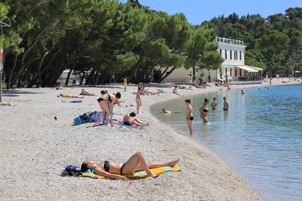 Makarska Chorwacja 2023 Turyści Europejscy Odpoczywają Plaży Nad Morzem — Zdjęcie stockowe