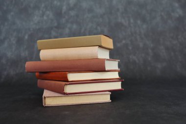 kitaplar ve eğitim konsepti yığını 