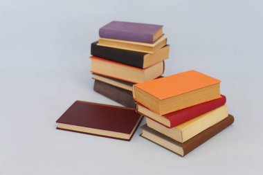 kitaplar ve eğitim konsepti yığını 