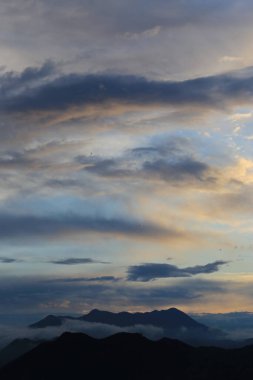 Dağların ardında güzel bir gün batımı 