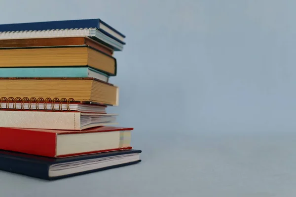 Bücher Und Stapel Von Bildungskonzept — Stockfoto