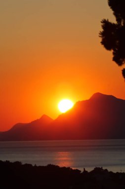 Denizin üzerinde gün batımı