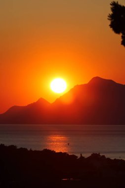 Akşamları deniz üzerinde gün batımı, Hırvat.