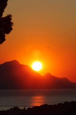 Denizin üzerinde güzel bir gün batımı