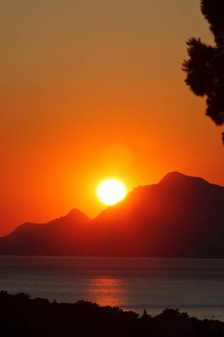 Denizin üzerinde gün batımı