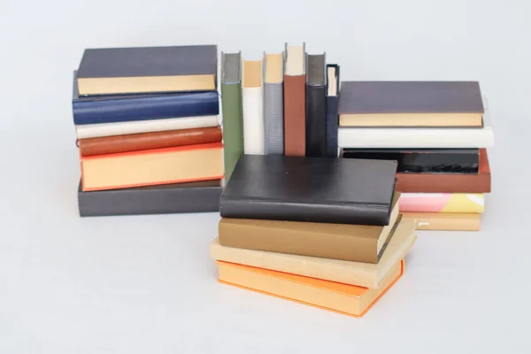 Ein Stapel Bunter Bücher Isoliert Auf Weißem Hintergrund — Stockfoto