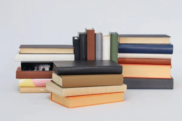 Beyaz Arka Planda Renkli Kitaplar Yığını Okula Dönüyorum Boşluğu Kopyala — Stok fotoğraf