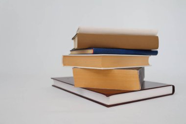 Beyaz arkaplan üzerine kitap yığını
