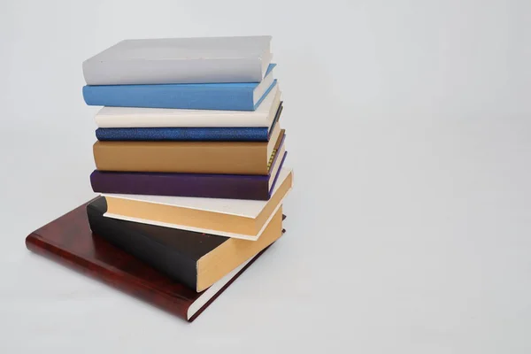 Bücherstapel Auf Weißem Hintergrund — Stockfoto