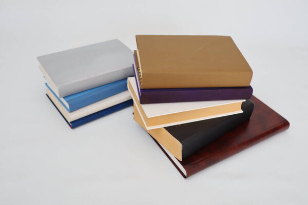 Пачка книг на белом фоне