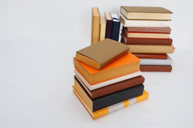 Beyaz arkaplan üzerine kitap yığını