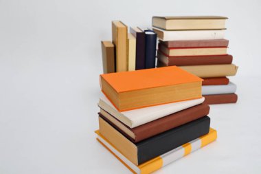 Beyaz üzerine kitap yığını