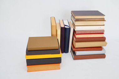 Beyaz arkaplan üzerine kitap yığını