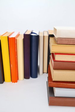 Beyaz üzerine izole kitap yığını