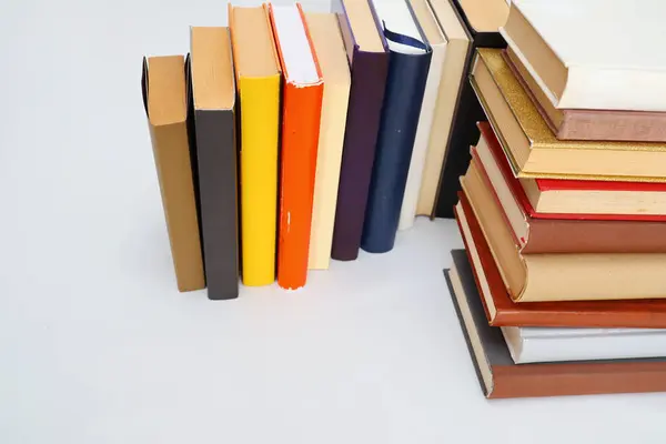 Stapel Von Büchern Auf Weißem Holzgrund — Stockfoto