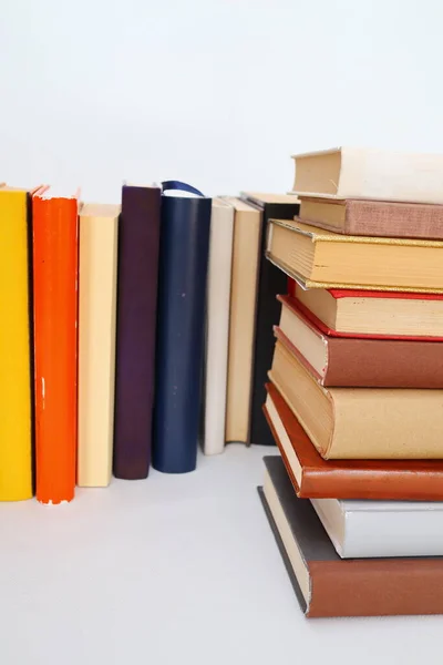 Stapel Von Büchern Isoliert Auf Weißem Hintergrund — Stockfoto