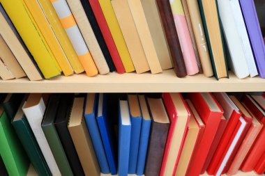 Kütüphanede bir yığın kitap