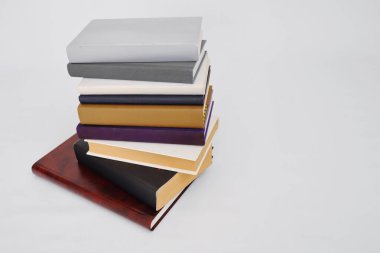 Beyaz masadaki kitap yığını