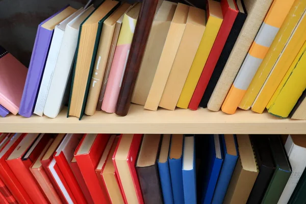 Sok Különböző Könyvek Polcon Könyvtárban — Stock Fotó