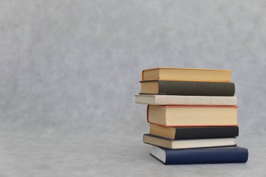 Gri arkaplan üzerine kitap yığını