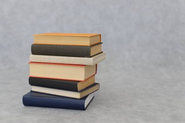 Beyaz arkaplan üzerine kitap yığını
