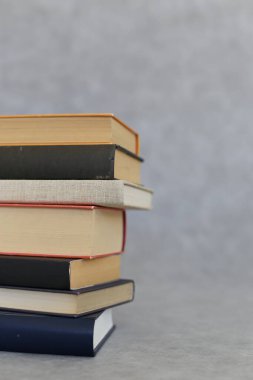 Beyaz arkaplan üzerine kitap yığını