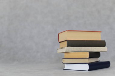 Gri arkaplan üzerine kitap yığını