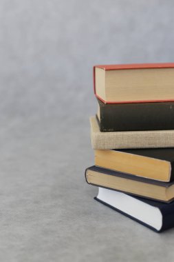 Beyaz masadaki kitap yığını