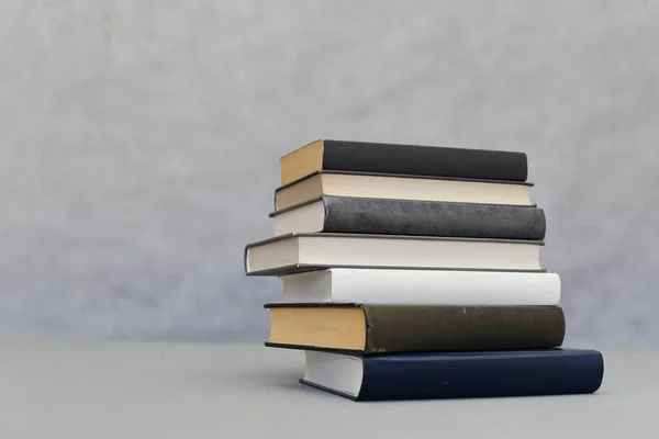 Στοίβα Των Βιβλίων Πάνω Λευκό Ξύλινο Τραπέζι — Φωτογραφία Αρχείου