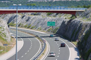 08.07.2023. Hırvatistan 'ın Vrgorac kenti ve Temmuz ayının ikinci haftası, başta Dubrovnik istikametindeki otoyol olmak üzere Hırvatistan' ın güneyinde trafiği artırdı..