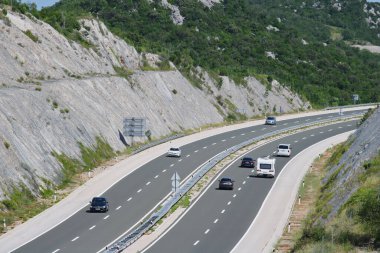 08.07.2023. Hırvatistan 'ın Vrgorac kenti ve Temmuz ayının ikinci haftası, başta Dubrovnik istikametindeki otoyol olmak üzere Hırvatistan' ın güneyinde trafiği artırdı..