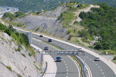 08.07.2023. Hırvatistan 'ın Vrgorac kenti ve Temmuz ayının ikinci haftası, başta Dubrovnik istikametindeki otoyol olmak üzere Hırvatistan' ın güneyinde trafiği artırdı..