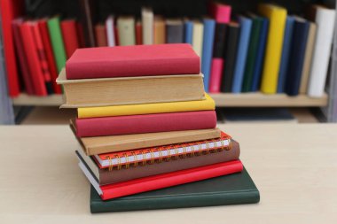 Tahta masadaki kitaplar.