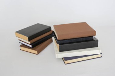 Beyaz arkaplan üzerine kitap yığını