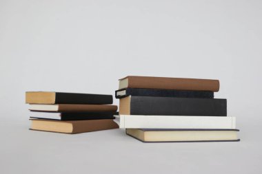 Beyaz arkaplan üzerine kitap yığını.