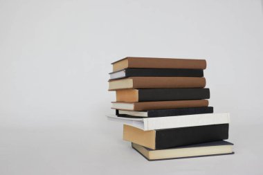Beyaz arkaplan üzerine kitap yığını